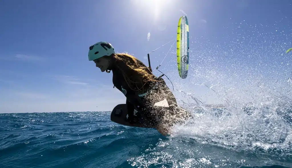 Gisela Pulido practicando kitesurf en el mar