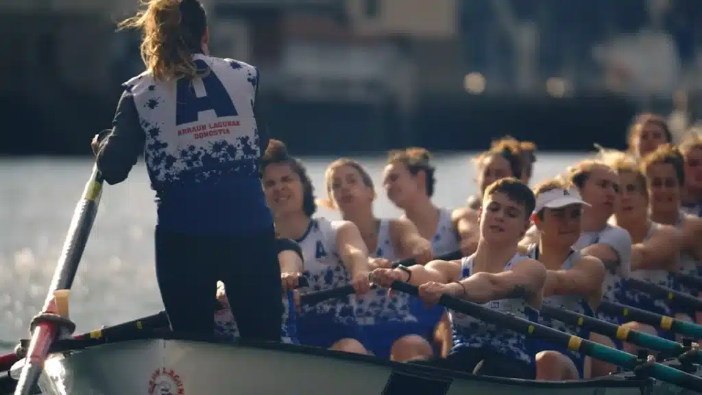 tripulación de trainera remando sincronizada en una regata